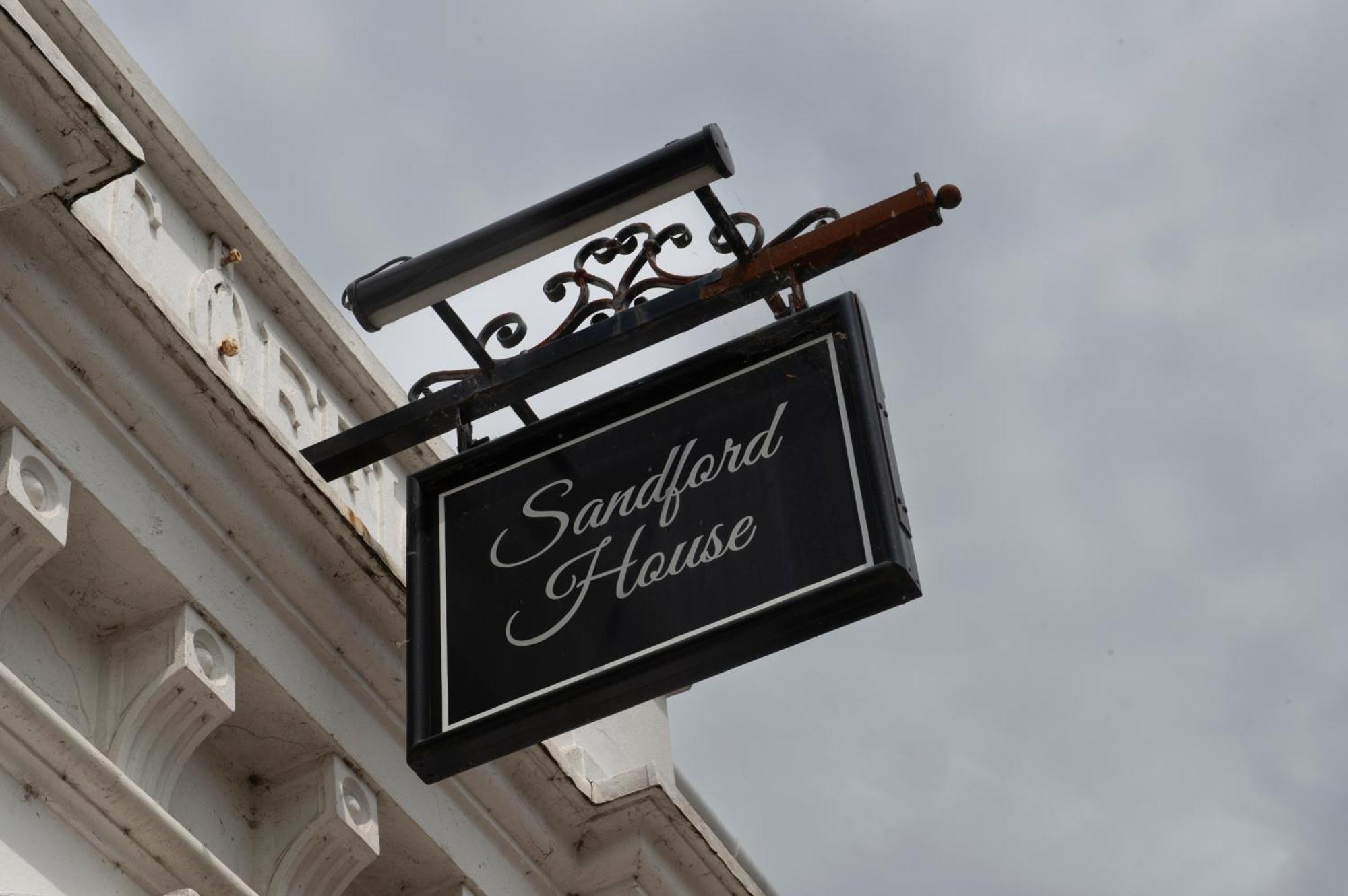 Sandford House Hotel Wetherspoon Huntingdon Exterior foto